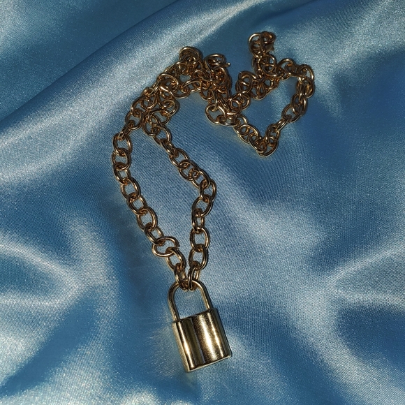 Chunky gold lock charm necklace - Picture 2 of 2